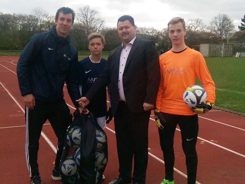 C-Jugend des FSC Kaltenkirchen erhält Fußbälle für Trainings- und Heimspiele