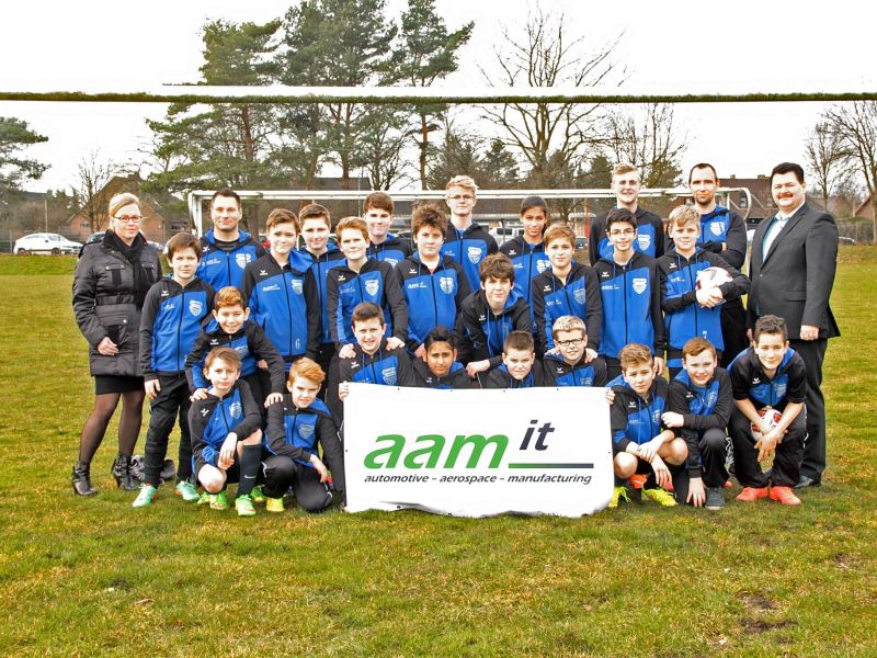 Die aam it GmbH übergibt neue Trainingsanzüge an die D-Jugend Fußballer des FSC Kaltenkirchen