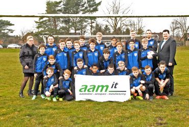 Die aam it GmbH übergibt neue Trainingsanzüge an die D-Jugend Fußballer des FSC Kaltenkirchen